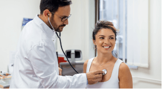 Doctor chequeando a paciente mujer